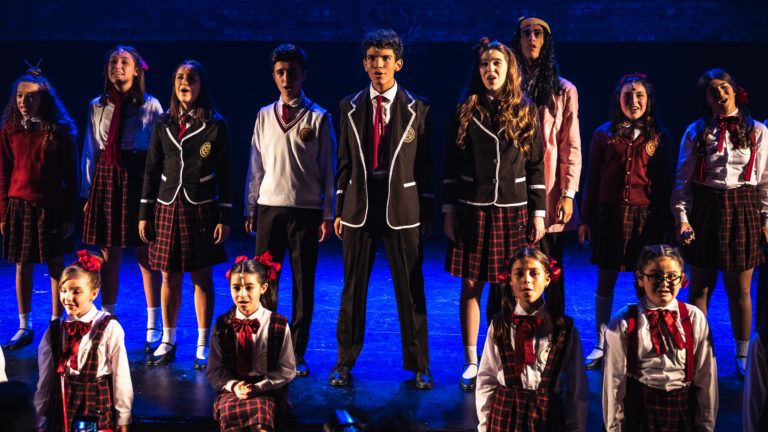 Após cinco temporadas, adaptação musical e adolescente de Shakespeare reestreia em São Paulo