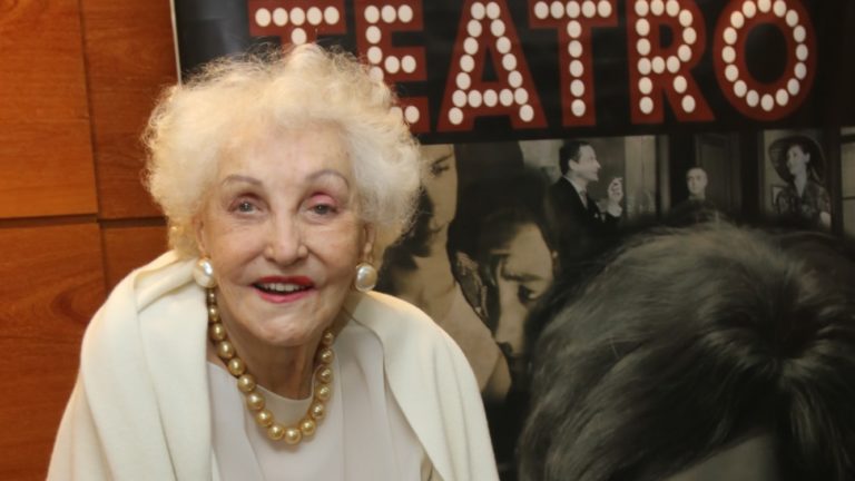 Aos 90 anos, Monah Delacy relança em São Paulo livro introdutório ao teatro