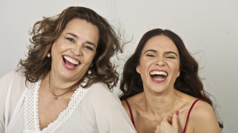 Suzy Rêgo e Ana Guasque reestreiam comédia sobre mulheres shakespearianas em São Paulo