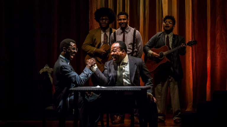 Conservadora, peça sobre encontro fictício de Malcolm X e Martin Luther King Jr. recorre a elementos do teatro clássico