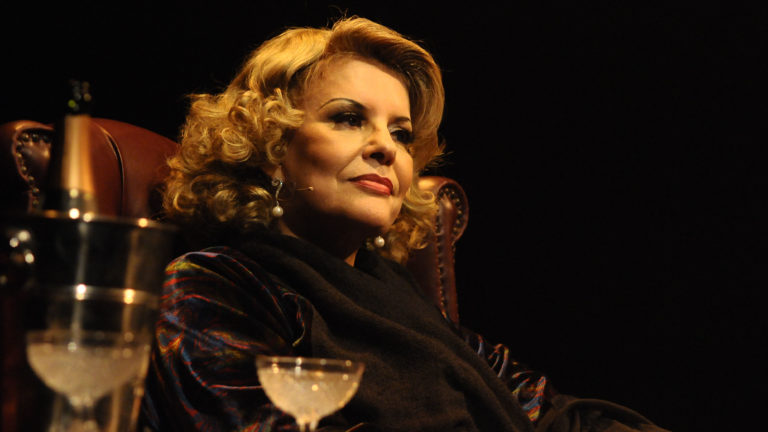 Sylvia Bandeira volta a viver Marlene Dietrich em espetáculo que reestreia em São Paulo