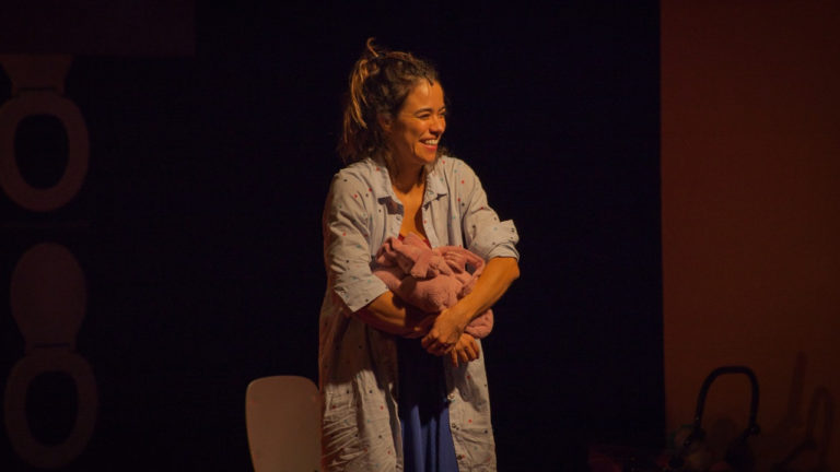Miá Mello estreia monólogo sobre maternidade e abre sessão para bebês