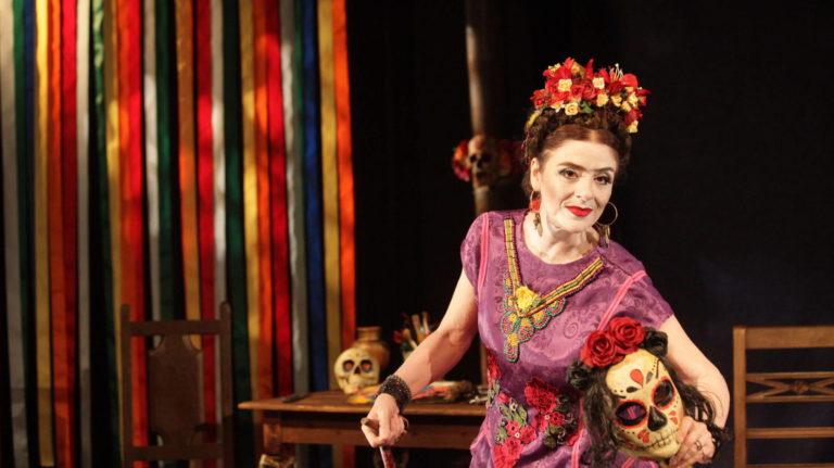 Celebrando a vida através de Frida Kahlo, espetáculo anuncia sessões extras e esgota temporada