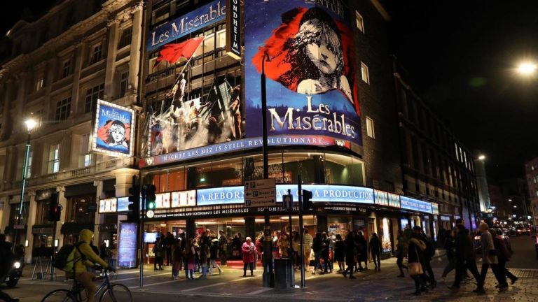 Teatros do West End, em Londres, deverão ficar fechados até 2021, prevê produtor
