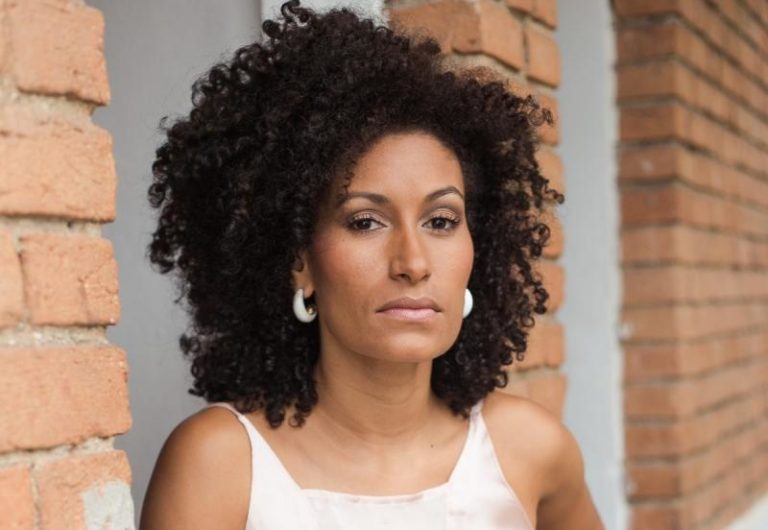 Indicada ao APCA, Lucélia Sérgio leva para o online solo sobre a influência da escravidão nas relações modernas