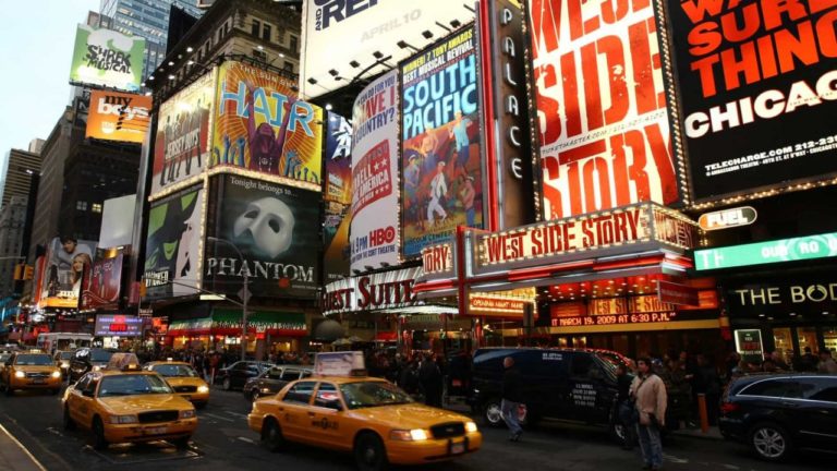 Após West End, Broadway anuncia retorno de suas produções apenas em 2021