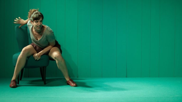 Amanda Lyra estreia nas lives como solo sobre a busca da mulher pela própria identidade