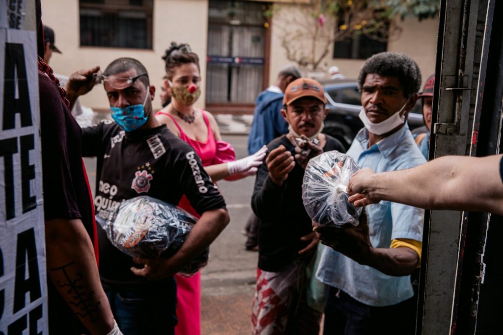 Cia. Pessoal do Faroeste distribui omida a moradores de rua no Centro de São Paulo -Foto: Luca Moela
