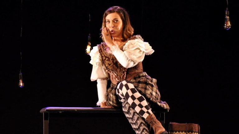 Júlia Rabello dá mergulho raso na obra de Shakespeare ao caçar contexto contemporâneo de Romeu & Julieta