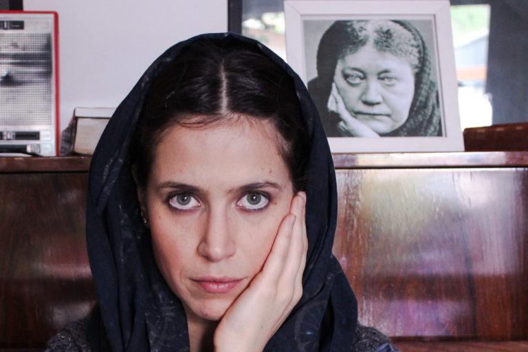 Mel Lisboa estreia experiência cênica online revisando obra e vida de Helena Blavatsky