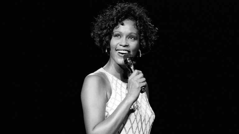 Whitney Houston ganha homenagem do teatro musical brasileiro na esteira de musical na Broadway