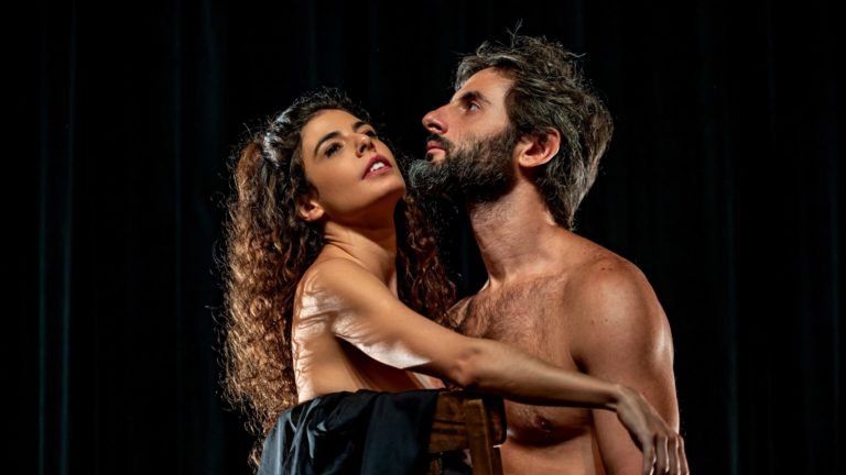 Natalia Gonsales e Flávio Tolezani satirizam dramaturgia norte americana em peça sobre figuras à margem