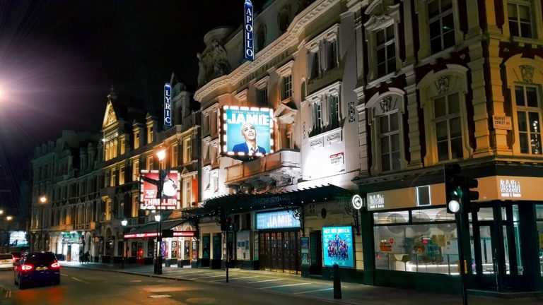 Reino Unido prevê reabertura de teatros com capacidade total de lotação para junho