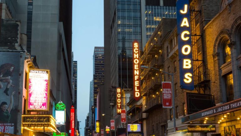 Teatros na Broadway iniciam processo de reabertura em abril com pequenas apresentações