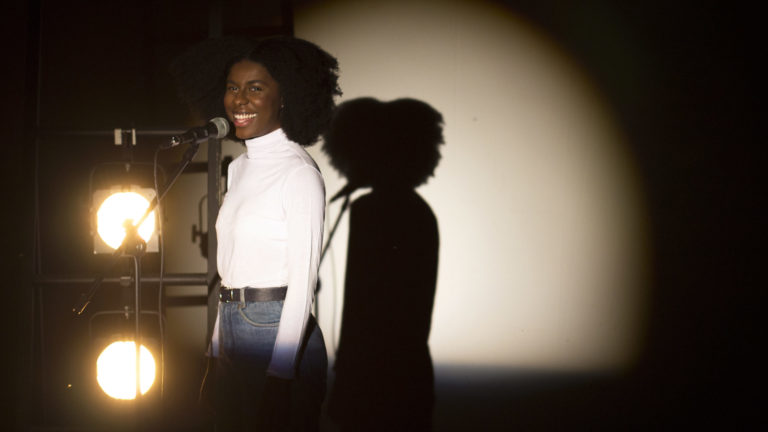 Indira Nascimento reflete invisibilidade da mulher negra em estreia online