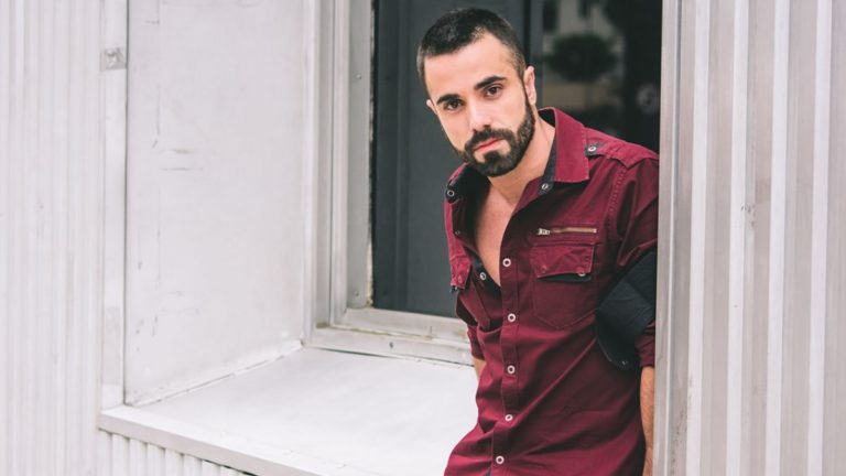 Ator e coreógrafo, Victor Maia se lança como cantor com fé no universo online