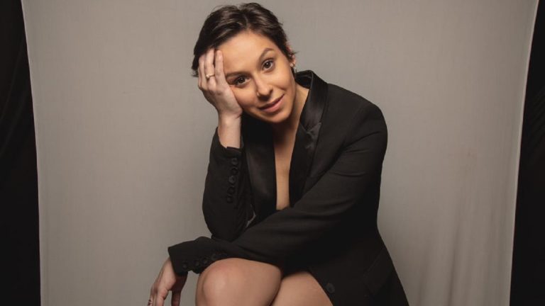 Victoria Ariante busca histórias de mulheres à espera para gestar performance online