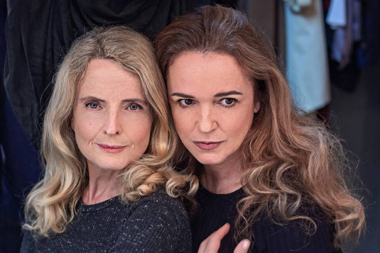 Clara Carvalho e Sandra Corveloni se encontram em embate feminino de Strindberg em festival do Tapa