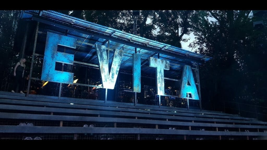 Cenário da montagem inglesa de Evita ao ar livre | Foto: Divulgação