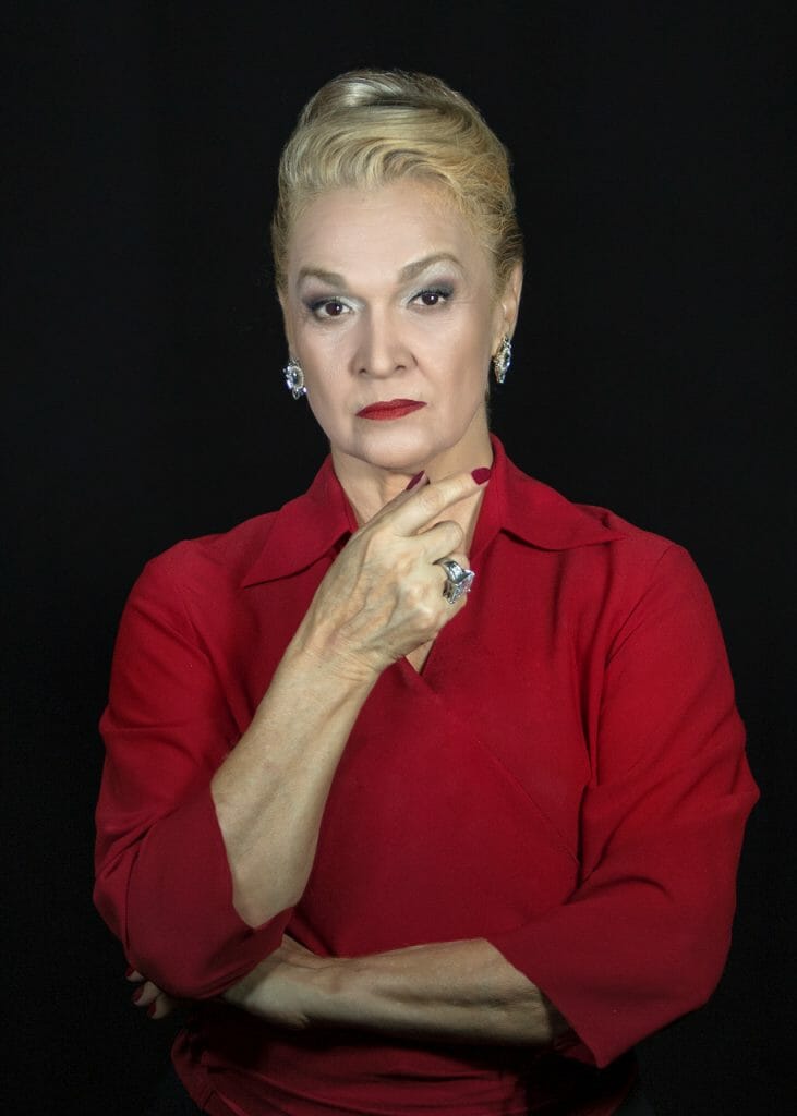 Liane Maya caracterizada como a senadora corrupta de Angel | Foto: Cláudia Martini