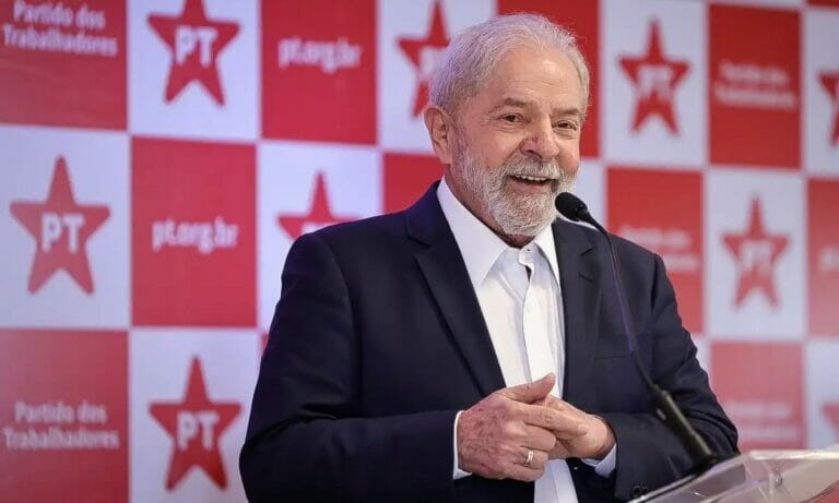 Primeiro pré-candidato a fazer menção a cultura, Lula acena para retorno do MinC e comitê