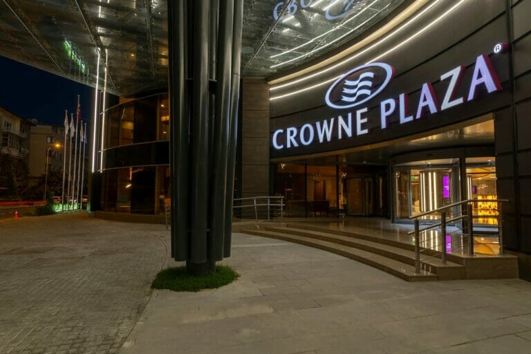 Fachada do hotel Crowne Plaza | Foto: Divulgação